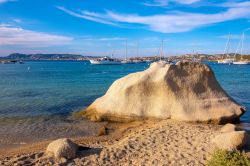 La spiaggia e la marina di Palau in Costa Smeralda in Sardegna © ArtMediaFactory / Shutterstock.com