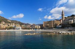 La spiaggia e la passeggiata di Recco, Genova, ...