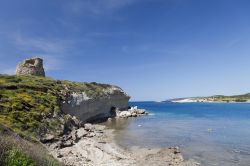 La spiaggia e la torre di Santa Caterina di Pittinuri in Sardegna