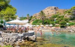 La spiaggia e le Terme di Kallithea sulla costa d Rodi, Isole del Dodecaneso - © nikolpetr / Shutterstock.com
