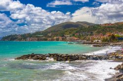La spiaggia ed il mare limpido di Cogoleto in Liguria - © gevision / Shutterstock.com