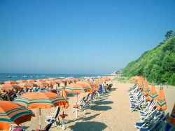 La spiaggia ad est di San Menaio Garganico, tra le rocce del promontorio del Gargano in Puglia - © Theirrulez  - CC BY 2.5 - Wikipedia