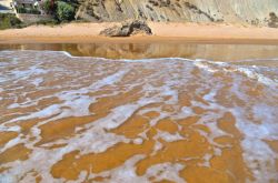 La spiaggia forata di Mollarella si trova appena ad ovest di Licata in Sicilia