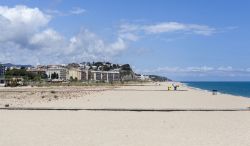 La spiaggia fra i villaggi di Arenys de Mar e Canet de Mar, Maresme, Spagna - © joan_bautista / Shutterstock.com