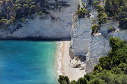 La spiaggia libera di Baia delle Zagare sul Gargano, costa settentrionale della Puglia