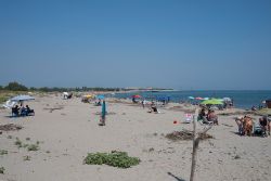 La spiaggia libera di Lido di Dante in provincia di Ravenna - © simona flamigni / Shutterstock.com