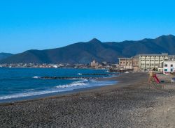 La Spiaggia Maina De Ransci tra Pietra Ligure e Loano in Liguria