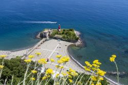 La spiaggia nei pressi del Castello di Bacoli in Campania - © wlablack / Shutterstock.com