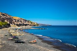 La spiaggia nera di Karterados a Santorini, in Grecia. Ciottoli neri rendono questo tratto di spiaggia uno dei più suggestivi e frequentati dai turisti. Il mare con basso fondale permette ...