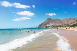 La spiaggia più famosa di Tenerife: playa Las Teresitas ideale per un bagno nell'oceano