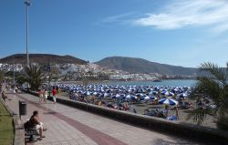 La spiaggia principale di Los Cristianos, siamo nel sud-est dell'isola di Tenerife - © Wouter Hagens / Wikipedia