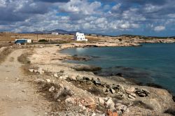 La spiaggia rocciosa di Bazaiou sull'isola di Schinoussa, Piccole Cicladi, Grecia.

