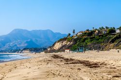 La spiaggia sabbiosa di Malibu, California (USA).
