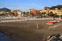 La spiaggia sabbiosa di Sestri Levante, Liguria, Italia.
