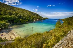 La spiaggia sabbiosa di Stoncica sull'isola di Vis, Croazia. Questo bellissimo tratto di litorale prende nome dall'omonimo faro e mantello e si trova nella baia di un piccolo villaggio ...