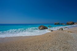 La spiaggia selvaggia di Kalamitsi a Lefkada, Grecia - E' perfetta per chi cerca una vacanza all'insegna della natura più incontaminata questa spiaggia dell'isola di Lefkada ...
