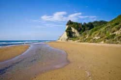 La spiaggia selvaggia di Agios Stefanos a Corfu in Grecia