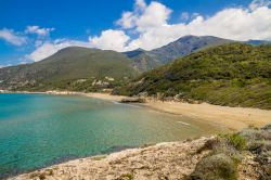 La spiaggia selvaggia della Marine di Farinole in Corsica, si affaccia sul golfo di Saint Florent, ed è una delle più belle del lato occidentale di Cap Corse