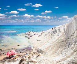 La spiaggia selvaggia di Scala dei Turchi, le bianche rocce e il mare turchese della costa sud della Sicilia