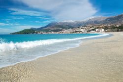La spiaggia spettacolare di Himare, località balneare dell'Albania meridionale