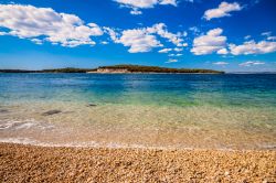La spiaggia sull'isola di Brijuni in Croazia