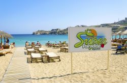 La spiaggia Super Paradise a Mykonos, isole Ciycladi, una delle spiagge gay friendly della Grecia. - © f8grapher / Shutterstock.com