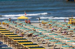 La spiaggia toscana di Marina di Pietrasanta con ombrelloni e sdraio: sullo sfondo, il mare con qualche onda - © Vladimir Korostyshevskiy / Shutterstock.com