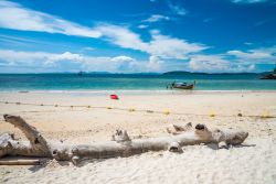 La spiaggia tropicale di Phra Nang, provincia di Krabi, Thailandia.

