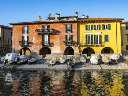 La spiaggia urbana di Mandello del Lario sulla costa est del Lago di Como