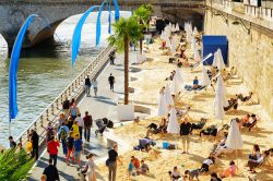 
	La spiaggia urbana di Parigi lungo le rive della Senna - © Efired / Shutterstock.com
