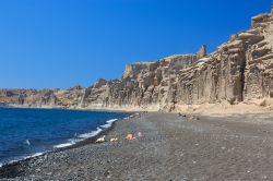La spiaggia vulcanica di Vlychada a Santorini, Grecia. Non essendo servita da collegamenti regolari in bus dal centro è una delle spiagge meno affollate dell'isola.
