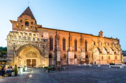 La splendida abbazia di San Pietro a Moissac, Tarn e Garonna, Francia, al tramonto.



