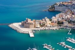 La splendida Castellammare del Golfo, Sicilia, vista dall'alto. Questa bella località è stata anche set di moltissime commedie e film fra cui My name is Tanino, La Scorta e ...