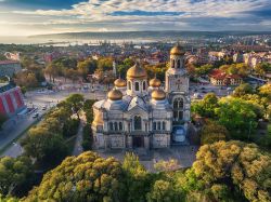 La splendida cattedrale dell'Assunzione di Varna, Bulgaria, in una fotografia aerea. Sullo sfondo, la città e il litorale del Mar Nero.
