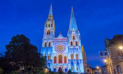 La splendida cattedrale di Nostra Signora illuminata durante il festival delle Luci a Chartres, Francia. Luci colorate impreziosiscono palazzi e monumenti storici in occasione di questo evento.

 ...