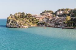 La splendida costa di Giardini Naxos vicino a Taormina, costa Est della Sicilia