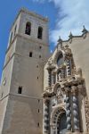 La splendida facciata dell'Iglesia Arciprestal de l'Assumpciò a Vinaros, Spagna. A fianco, la torre campanaria. Edificato in onore dell'assunzione della Vergine, questo luogo ...