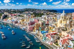 La splendida isola di Procida, Campania, in una giornata di sole. I suoi abitanti sono da sempre taciturni e religiosi ma soprattutto sposati con il mare attraverso la pesca o lavorando su traghetti ...