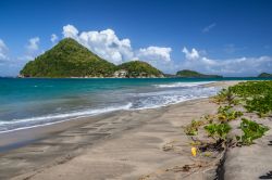 La splendida Levera Beach sulla punta nord di Grenada, America Centrale. Di notte, da marzo a agosto, questo tratto di litorale è chiuso al pubblico per la stagione di nidificazione delle ...