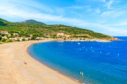 La splendida spiaggia di Galeria in Corsica: si trova a nord della foce del fiume Fango e offre un vasto arenile, di solito poco frequentato