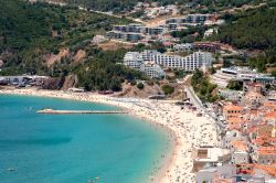 La splendida spiaggia detta Praia da California a Sesimbra, in Portogallo.