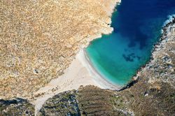 La splendida spiaggia nei pressi della grotta di Sikati, isola di Kalymnos, dall'alto (Grecia).

