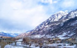 La sponda destra della Dora Baltea dove si trova Gressan, e la sovrastante montagna di Pila