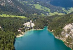 La sponda nord del lago di Braies dove arriva la strada dalla Val Pusteria, Alto Adige
