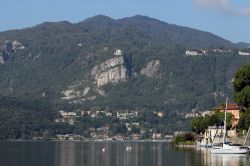 La sponda ovest del lago d'Orta con le case del Comune di Madonna del Sasso e il Santuario