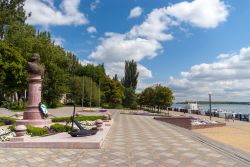 La statua all'ammiraglio Ushakov di fronte al fiume Don, Rostov-on-Don, Russia. E' stato il più grande comandante di navi e ammiraglio russo del XVIII° secolo - © Vadim ...