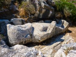 La statua arcaica di Kouros vicino al villaggio di Apollonas a Naxos in Grecia. Si tratta di una antica raffigurazione del dio Dioniso.