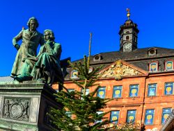 La statua dei Fratelli Grimm davanti al Municipio di Hanau in Assia, Germania: una delle tappe d'obbligo della strada delle Fiabe 