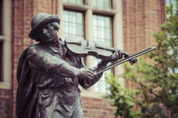 La statua del barcaiolo violinista nella città polacca di Torun. Secondo una leggenda, durante il periodo medievale, un barcaiolo portò fuori dalla città migliaia di rane ...