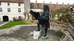 La statua del celebre architetto Sebastien Le Prestre de Vauban nel cortile della cittadella di Besancon, Francia. La fortezza medievale venne progettata proprio da Vauban - © Kamilalala ...